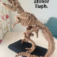 編み物で骨格標本を再現……？すごすぎて理解が追いつかない「T-REXのあみぐるみ」