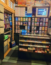 実家の一室をレトロゲームショップ風に改造　本物の什器も揃えた昭和男児の夢空間