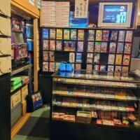 実家の一室をレトロゲームショップ風に改造　本物の什器も揃えた昭和男児の夢空間