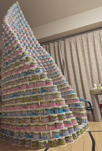 ヨーグルトの空き容器で特大タワーを制作　父と2人の息子が作った圧巻の光景に「もはや芸術」