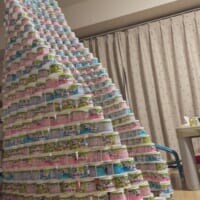 ヨーグルトの空き容器で特大タワーを制作　父と2人の息子が作った圧巻の光景に「もはや芸術」