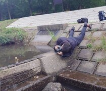 美少女プラモ写真の撮影裏側が話題　腹ばいで撮る「ご機嫌な人」に10万いいね