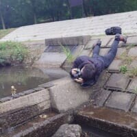 美少女プラモ写真の撮影裏側が話題　腹ばいで撮る「ご機嫌な人」に10万いいね