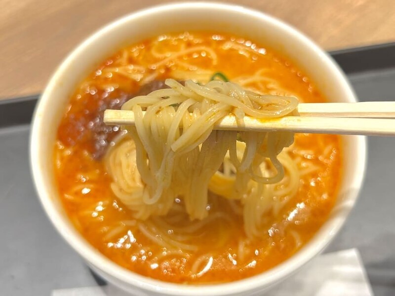 イートインの麺は細めのストレート麺