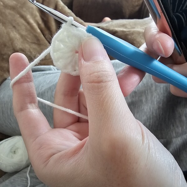 編み始めたセィジさん