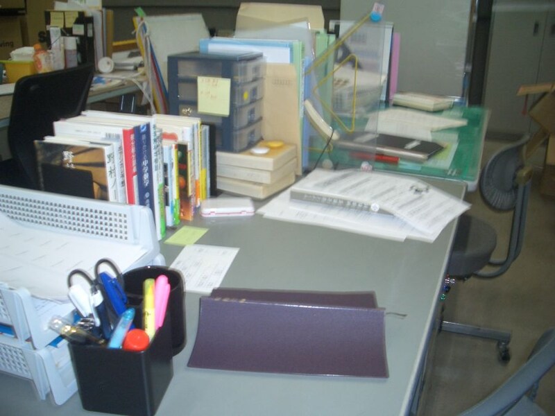 引き出しを開けたり、ノートやプリントを手に取って読むことも可能