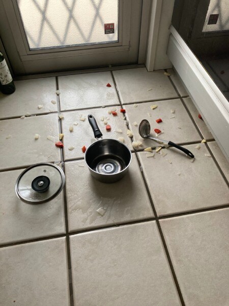 1枚目と2枚目は夕食後の鍋を片付けるのを忘れていた翌朝の光景