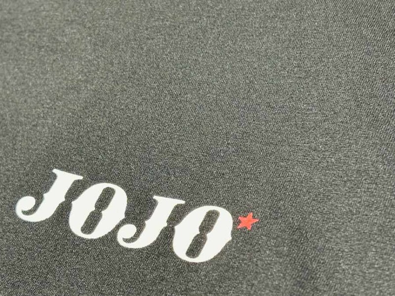 表面にはクレープ素材のような凹凸が