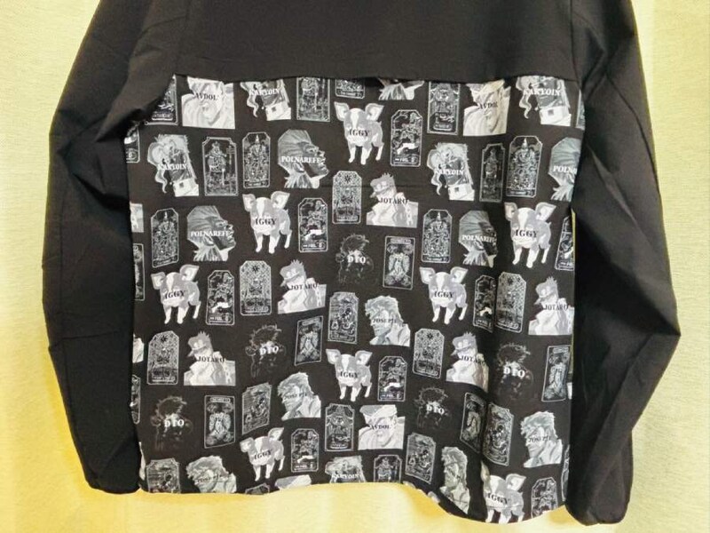 背面には主要キャラのシルエット