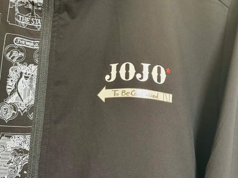 胸部には「JOJO」のロゴ