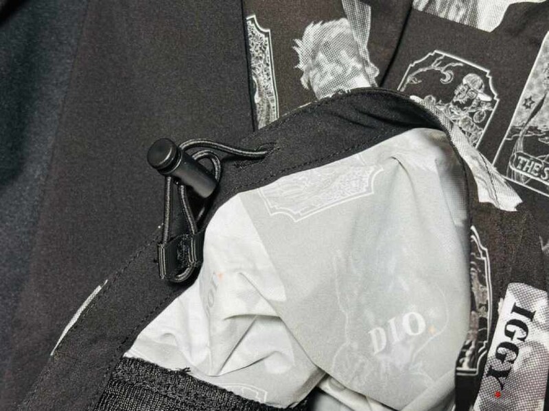 腰にはドローコード付き