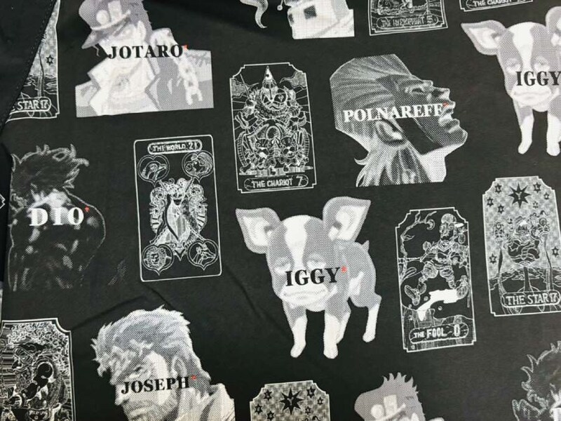 背面には主要キャラのプリント入り