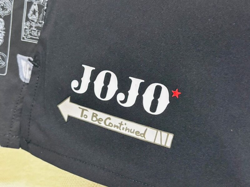 右裾には「JOJO」と「To Be Continued」のロゴ