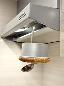 シフォンケーキが宙吊り！トリッキーかつ画期的な製作過程に15万いいね