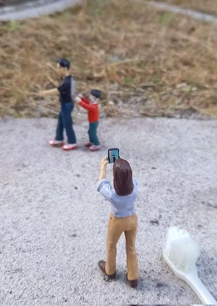 ピサの斜塔でトリックアート写真の撮影に励む人形