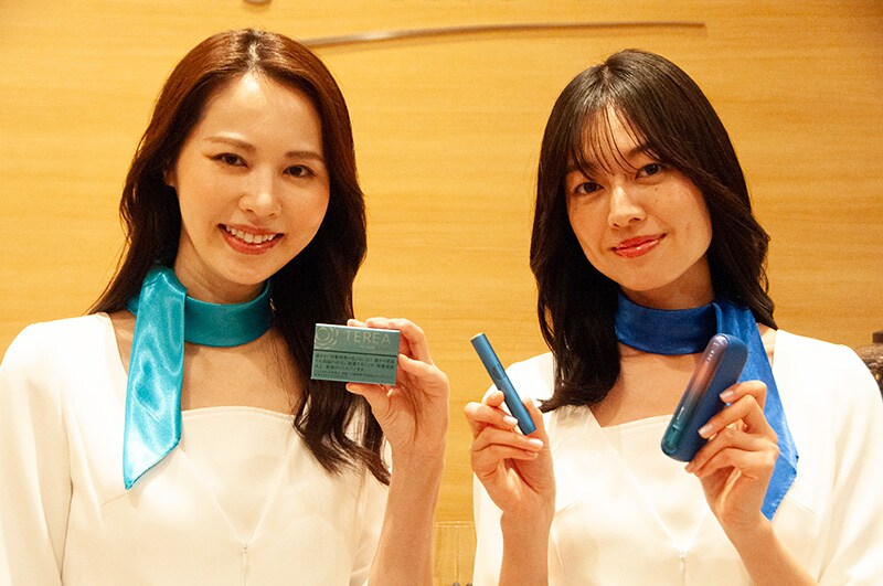 左から、テリア クリア レギュラー」と「IQOS ILUMA i ギャラクシーブルー モデル」