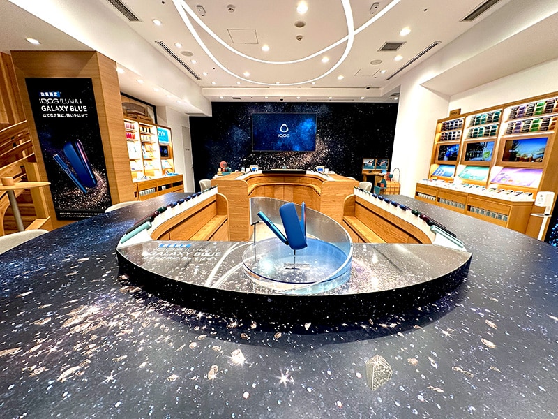 全国のIQOSストアでは、「IQOS ILUMA i ギャラクシーブルー モデル」の世界観を体現したオリジナルディスプレイを展開