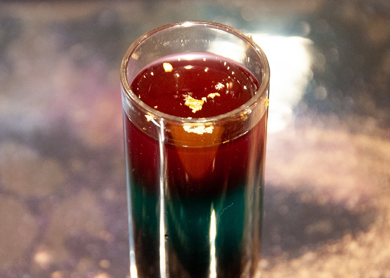 赤紫、エメラルドグリーン、深い紺色の三層構造が宇宙を思わせる「ギャラクシーベリージュレ」