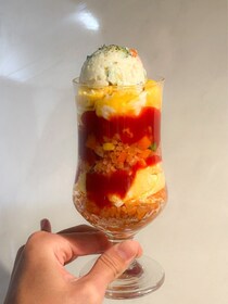 「クリームソーダみたいなオムライス」が爆誕　インパクト抜群の喫茶店風アレンジ