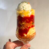 「クリームソーダみたいなオムライス」が爆誕　インパクト抜群の喫茶店風アレンジ