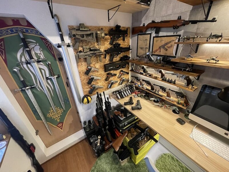 無数の武器や剣が置かれた部屋