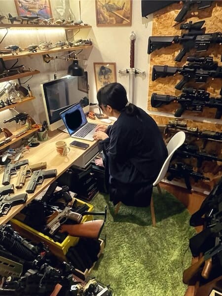 仕事をする妻が武器商人にしか見えない？とあるXユーザーの自宅の“秘密”が最高だった