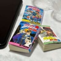 豆ガシャ本「ジョジョの奇妙な冒険」実物レビュー　極小サイズで各部の始まりを収録