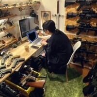 仕事をする妻が武器商人にしか見えない？とあるXユーザーの自宅の“秘密”が最高だった