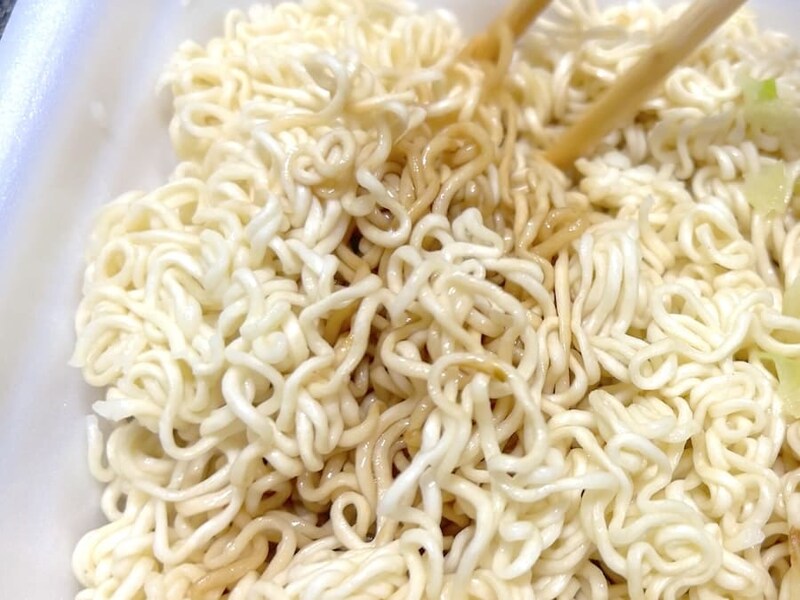 通常のソースやきそばの方をかき混ぜる