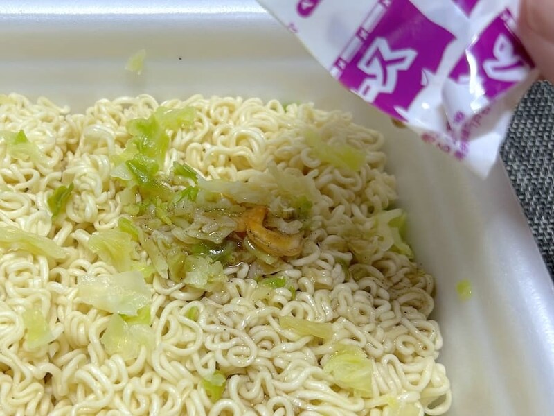 「すっぱゆず味」のソースをかける