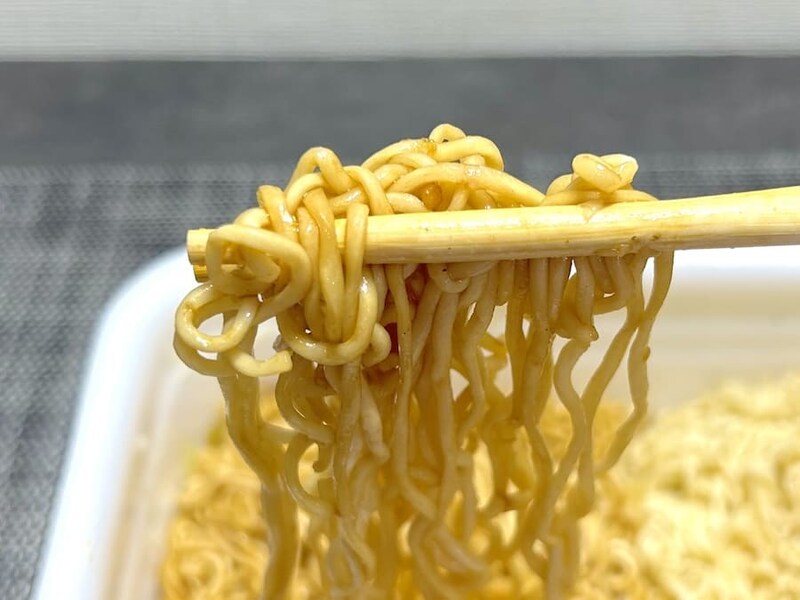 ソースやきそばを食べる