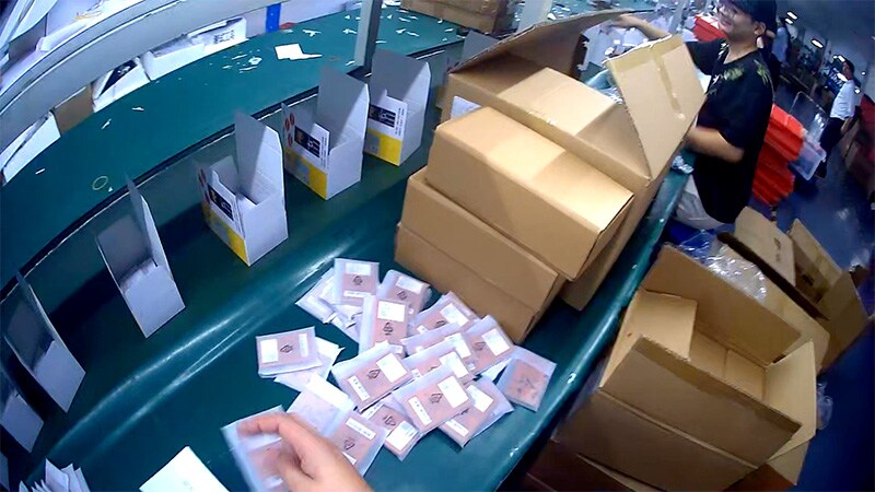 部品の加工、仕分け、組み立てなどの工程をヘッドマウンドカメラで収録