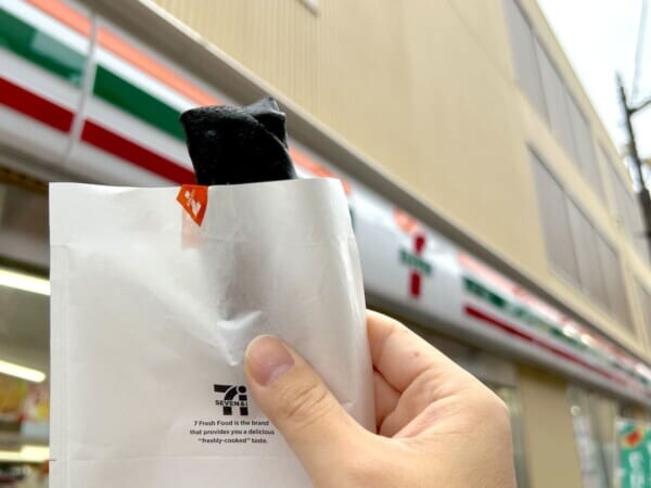 ま、真っ黒だ……セブン「黒いすき焼き春巻」を実食！味もビジュアルも大胆で美味しい