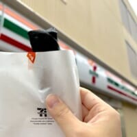 ま、真っ黒だ……セブン「黒いすき焼き春巻」を実食！味もビジュアルも大胆で美味しい