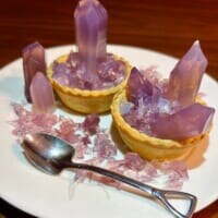 「食べられる鉱物」誕生　透明感までも再現した甘くて美しいアメシスト