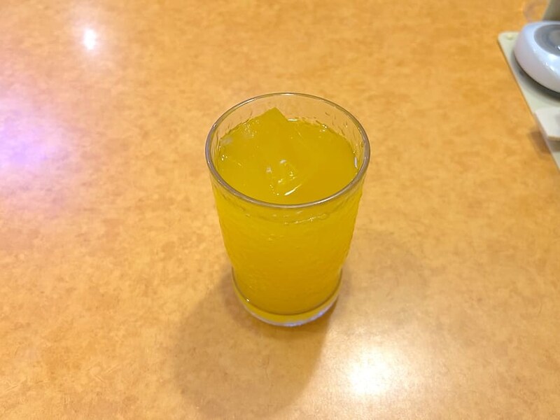 ドリンクバーを利用して待つ