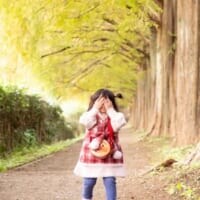 これは完璧に隠れているね……2歳児の“本気のかくれんぼ”が可愛すぎる