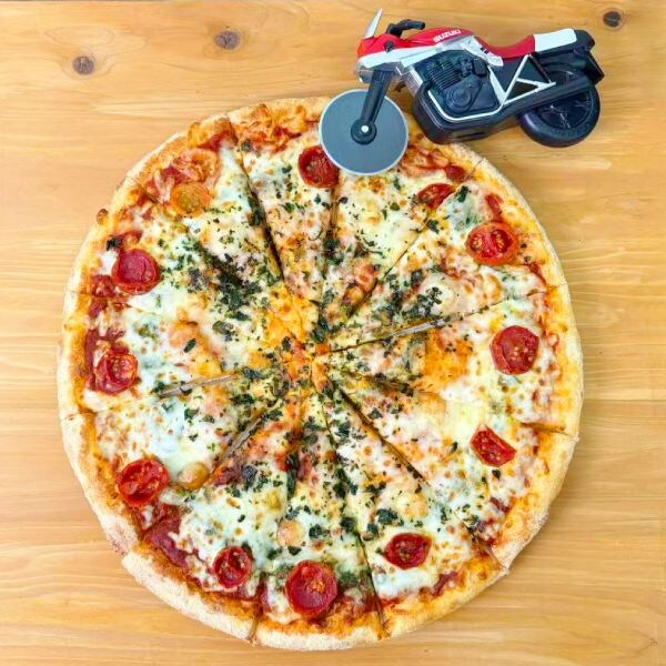 SUZUKIの名車「GSX1100S KATANA」をモチーフとしたピザカッター