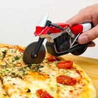 SUZUKI「KATANA」型ピザカッターに1000個限定の新色レッド登場　通販サイトで予約開始