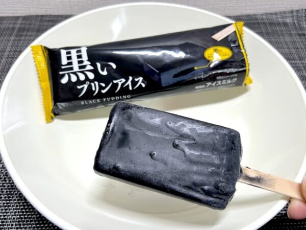 これが“プリン味”だってさ 衝撃ビジュのローソン限定「黒いプリンアイス」を実食
