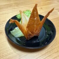 春巻きの皮で折り鶴制作　そのまま揚げる大胆アレンジにびっくり