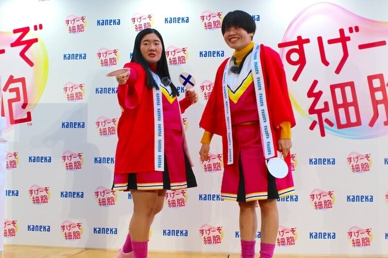 記者席を指差すよしこさん