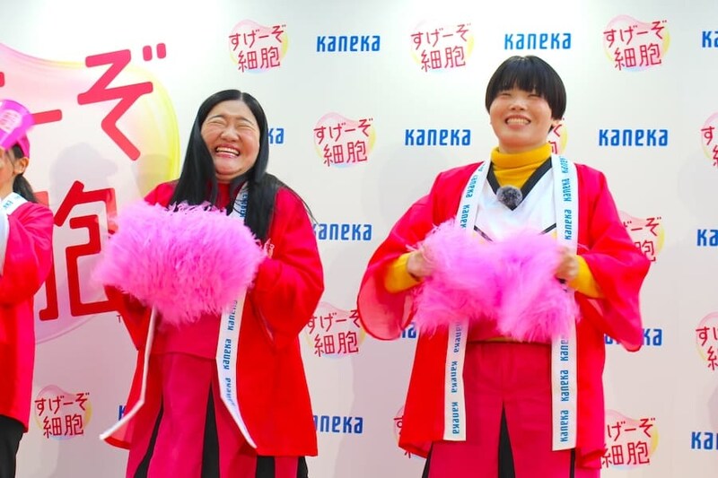 ポンポンを手にしたガンバレルーヤ