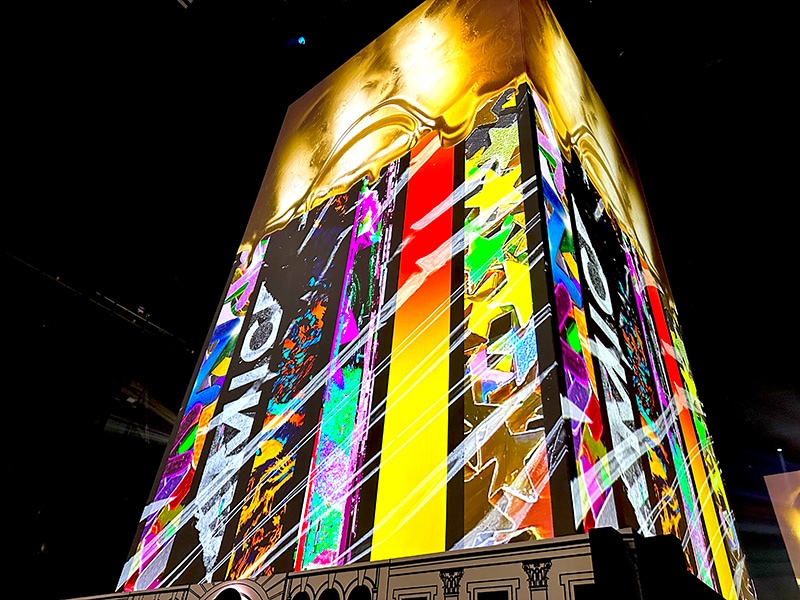 IQOSコラボクリエイターの世界観を表現した「映像タワー」