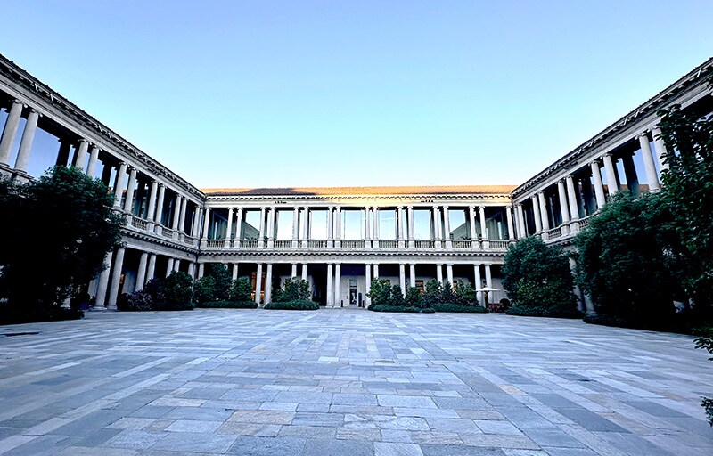 バロック建築の最も古い例として知られる「旧大司教座神学校」を改修。歴史と最先端の空気が交差する