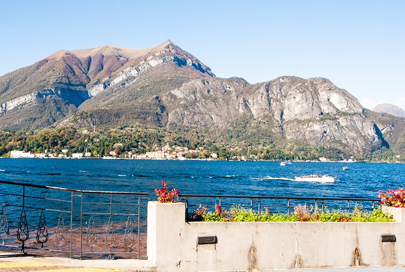 ローマ帝国の皇帝やユリウス・カエサルも保養に訪れたとされ、世界的な避暑地として人気を誇るコモ湖