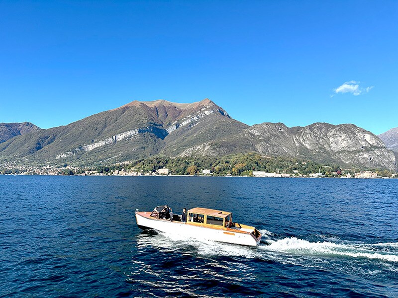 コモ湖から見える雄大な山脈