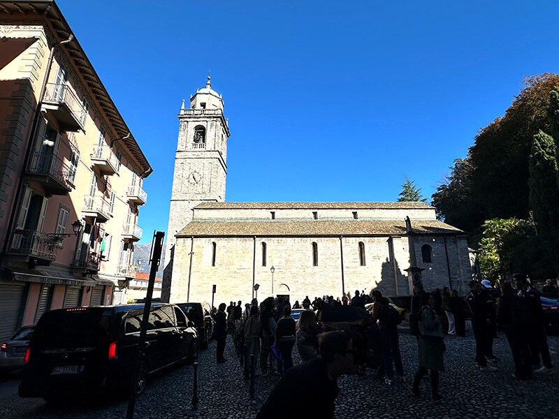 「聖ジャコモ大聖堂」の時計台が高らかな鐘の音を奏でる