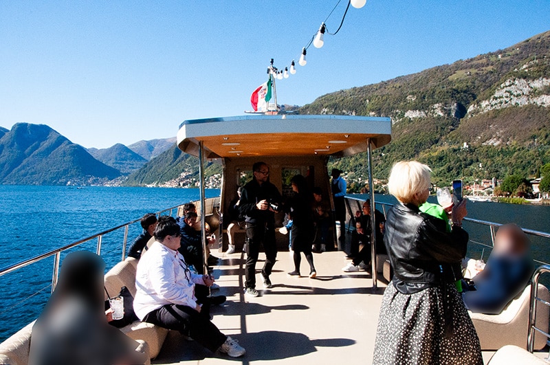 特別チャーターのクルーズ船で湖上の「IQOSパーティー」