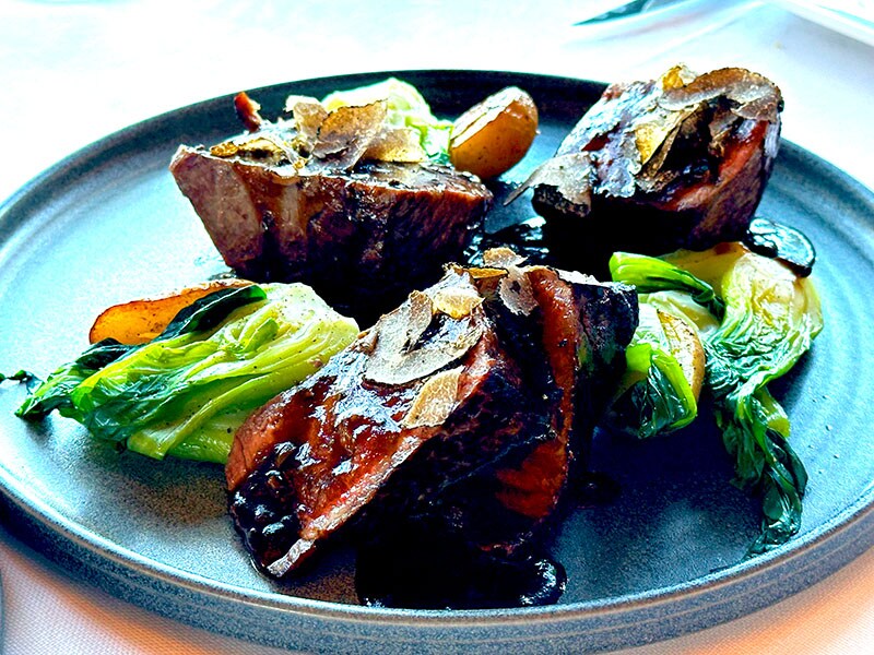 牛肉と鴨肉のロースト。大きくカットされた肉は力強さと繊細な後味を併せ持つ